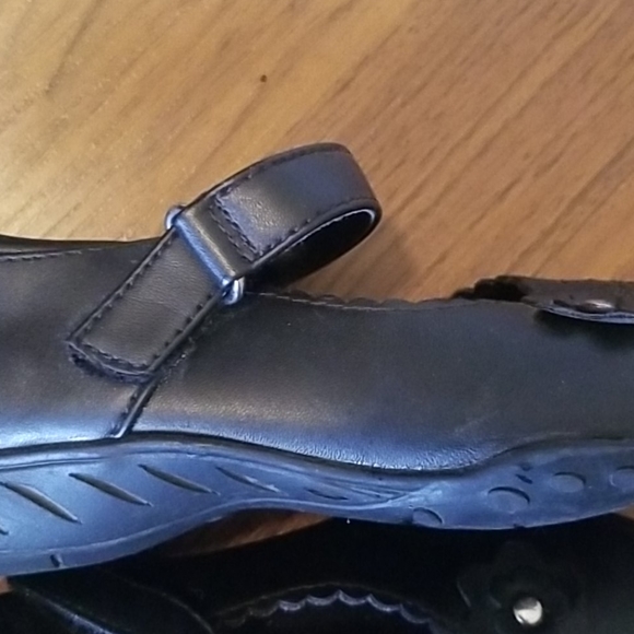 Girls size 13 pretty black shoes. - Picture 4 of 4